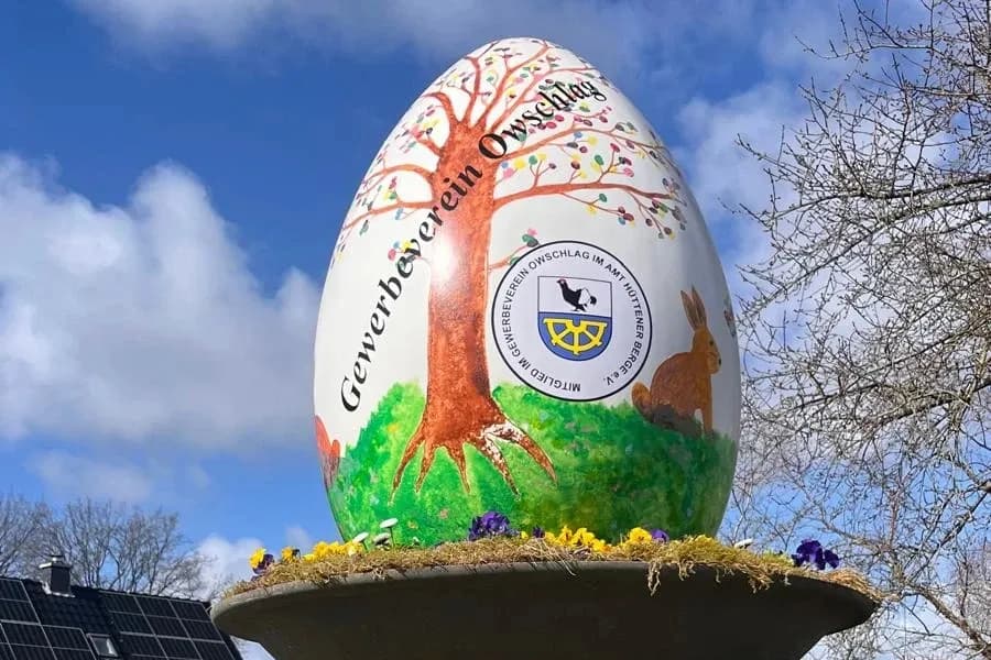 Osterdeko im XXL-Format: vier bunte Eier für Owschlag